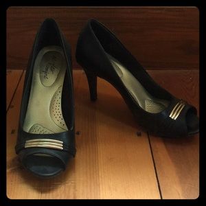 Black and gold leisure heels